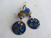 Boucles d'oreilles sequins en cuivre émaillé, perles de verre, bois de coco, métal cuivré, couleurs vives bleu roi et jaune, longs pendants