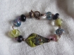 Bracelet de grosses perles en verre filé artisanal, intercalaire en cuivre émaillé vert pomme et violet, fermoir ouvragé en métal cuivré