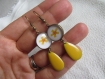 Boucles pendantes avec cabochon rond papier avec motif de fleur jaune sur fond blanc, breloque goutte émaillé jaune