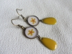 Boucles pendantes avec cabochon rond papier avec motif de fleur jaune sur fond blanc, breloque goutte émaillé jaune