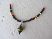 Collier pendentif breloque goutte de verre filé noir, jaune, rouge, turquoise avec grosse rocaille sur fil nylon, collier réglable