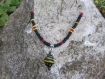 Collier pendentif breloque goutte de verre filé noir, jaune, rouge, turquoise avec grosse rocaille sur fil nylon, collier réglable