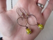 Boucles pendantes ethniques boucles en fil de cuivre, rocaille et breloque goutte de verre filé jaune à pois mauve, boucles originales