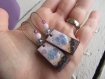 Boucles breloque rectangle en cuivre émaillé, perles de pierre fine de jade et de verre, rose, mauve et bleu, girly, teintes douces