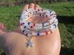 Bracelet manchette multirangs grosse rocaille translucide, bleu et rouge, étoiles en métal argenté