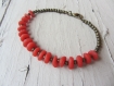 Bracelet chips de pâte polymère esprit corail rouge, perles rondes en métal bronze, fermoir mousqueton, perles métal et perles fimo