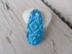 Pendentif goutte en pâte polymère bleu turquoise, motif ethnique, relief, finition pailletée argentée, pendentif fimo ultra léger