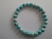 Bracelet élastique en perles nacrées blanches et turquoises