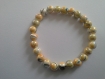 Bracelet élastique en perles nacrées blanches et jaunes