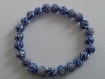 Bracelet élastique en perles bleues motif spiral argent