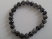 Bracelet élastique en perles noires motif spiral argent