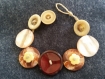 Bracelet bouton de couleur beige et marron
