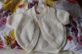 Petit boléro tricoté main pour petite fille