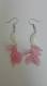 Boucles d'oreilles pendantes argentées- perles blanches & feuilles roses