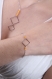 Bracelets leaf avec breloque carré, graphique ornés de perles en verres de couleurs jaunes, rouges ou bleues.