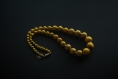 Collier de perles en bois / jaune (réf : 8992)