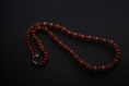 Sautoir de perles en bois / rouge & robolles naturel (réf : 9013)