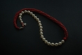 Sautoir de perles / bois rouge & perles synthétiques nacrées (réf : 9034)