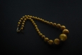Collier chute de perles en bois / jaune (réf : 9080)