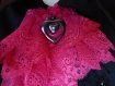Jabot gothique en dentelles noir et rose avec pendentif en coeur