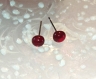 Boucles d'oreilles puces cerise rouge en verre fondu