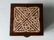 Coffret en bois avec incrustation d'une mosaïque en forme d’entrelacs triangulaires
