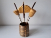 Composition florale en bois et métal dans un vase en marqueterie de paille brun/doré