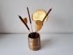 Composition florale en bois et métal dans un vase en marqueterie de paille brun/doré