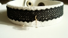 Bracelet large en cuir nubuck gris clair et ruban de dentelle noire de taille réglable de 17 ou 19 cm de longueur grâce à un système de fermeture 