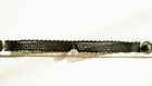 Bracelet large en cuir nubuck gris clair et ruban de dentelle noire de taille réglable de 17 ou 19 cm de longueur grâce à un système de fermeture 