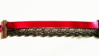 Bracelet dentelle noire et ruban en satin rouge bordeaux avec fermoir aimanté en métal couleur cuivre. longueur du bracelet: 