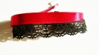 Bracelet dentelle noire et ruban en satin rouge bordeaux avec fermoir aimanté en métal couleur cuivre. longueur du bracelet: 