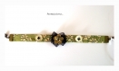 Bracelet tissu fleuri liberty fleurs écrues sur fond vert avec fleur en tissu noir transparent et fleur 