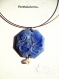 Grand collier pendentif octogonal 4 cm en émaillage artisanal sur plaque de cuivre, de couleur bleu dégradé avec motif spirales 