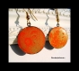 Boucles d'oreille émaillage fait main perle médaille plaque émaux orange saupoudré de doré vernis brillant de 2 cm de diamètre 
