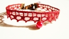 Bracelet dentelle rouge bordeaux et ruban organza rouge bordeaux, perle en verre nacré rouge et fermoir aimanté couleur 