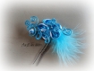 Pince à chignon en fil aluminium bleu turquoise et fleur en satin bleu , plume et perle porcelaine 