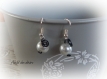 Boucles d'oreille perle ivoire effet brillant et fil aluminium couleur noire 