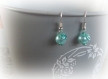 Boucles d'oreille perle bleu glacial effet brillant et fil aluminium couleur vert d'eau 
