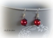 Boucles d'oreille perle rouge effet brillant et fil aluminium couleur noir 