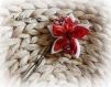 Pince à chignon en fil aluminium rouge et fleur en satin rouge fond blanc 