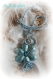 Collier en fil aluminium bleu clair et argent associé d'une fleur bleu effet métal 
