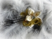 Pince à chignon en fil aluminium jaune paille et fleur en satin jaune clair et blanc 