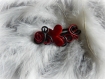 Pince clip en fil aluminium rouge et noir associé d'une perle papillon 