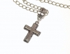 Collier croix sur chaine métal argenté et fermoir acier 