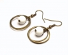 Boucles d'oreilles anneaux  jade blanc sur supports couleur bronze 