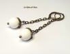 Boucles d'oreilles chainettes perles nacre blanc - supports dormeuses bronze 