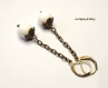 Boucles d'oreilles chainettes perles nacre blanc - supports dormeuses bronze 