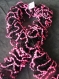 Echarpe tricotée en laine rico design loopy pompon noir et rose fluo 