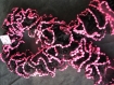 Echarpe tricotée en laine rico design loopy pompon noir et rose fluo 